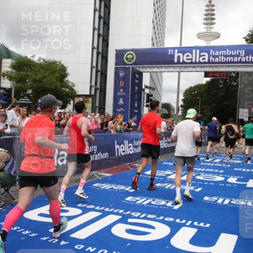 29.06.2025 - hella hamburg halbmarathon Michael Strokosch http://msf.ph/oto/8216519 29.06.2025 10:48:07 Ziel 1086, 4324, 4528, 4601, 4711, 6377, 9638, 12706, 12724, 12747, 12808, 13570, 16149, 16766, 18206, 18922, 19198 meine-sportfotos.de