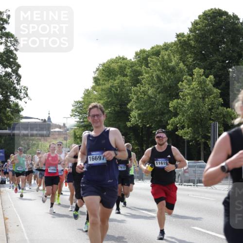 29.06.2025 - hella hamburg halbmarathon Jannik Wohlers http://msf.ph/oto/8216520 29.06.2025 09:49:59 Lombardsbrücke 1688, 1803, 1882, 2568, 2675, 2719, 2826, 3332, 4398, 4823, 5436, 5745, 5791, 5803, 6458, 6529, 6649, 6704, 7774, 8450, 9017, 9116, 9302, 9365, 10218, 11379, 11491, 11619, 11767, 12292, 12335, 12540, 12895, 13725, 14798, 14992, 15225, 15257, 15336, 15435, 15493, 16648, 16697, 16820, 16992, 17425, 17620, 17632, 18154, 18275, 19116, 19229 meine-sportfotos.de