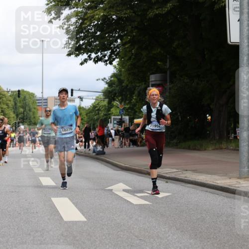 29.06.2025 - hella hamburg halbmarathon Yannick Fuchs http://msf.ph/oto/8216533 29.06.2025 10:32:50 20KM 1042, 1615, 1688, 1710, 2296, 2745, 3530, 4148, 7152, 7154, 7229, 7743, 8002, 8571, 9171, 9643, 11049, 11952, 12915, 14274, 14688, 14992, 15382, 16075, 17623, 18276, 18529, 18584, 18723 meine-sportfotos.de