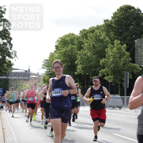 29.06.2025 - hella hamburg halbmarathon Jannik Wohlers http://msf.ph/oto/8216536 29.06.2025 09:49:59 Lombardsbrücke 1688, 1803, 1882, 2568, 2675, 2719, 2826, 3332, 4398, 4823, 5436, 5745, 5791, 5803, 6458, 6529, 6649, 6704, 7774, 8450, 9017, 9116, 9302, 9365, 10218, 11379, 11491, 11619, 11767, 12292, 12335, 12540, 12895, 13725, 14798, 14992, 15225, 15257, 15336, 15435, 15493, 16648, 16697, 16820, 16992, 17425, 17620, 17632, 18154, 18275, 19116, 19229 meine-sportfotos.de