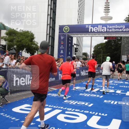 29.06.2025 - hella hamburg halbmarathon Michael Strokosch http://msf.ph/oto/8216555 29.06.2025 10:48:08 Ziel 1086, 4324, 4528, 4601, 4711, 6377, 9626, 9638, 12706, 12724, 12747, 12808, 13570, 16094, 16149, 18206, 18922, 19198 meine-sportfotos.de
