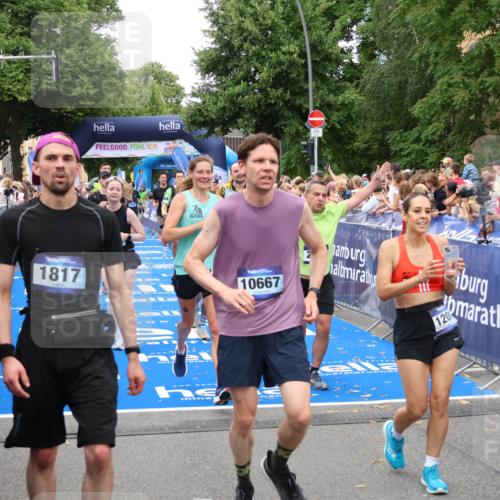 29.06.2025 - hella hamburg halbmarathon Zöllner http://msf.ph/oto/8216562 29.06.2025 10:51:26 Ziel 1817, 2364, 2411, 2636, 2718, 2946, 4814, 5820, 6776, 8989, 9214, 9656, 10667, 11124, 11422, 12016, 13047, 13792, 14865, 14994, 15871, 15950, 16357, 18489 meine-sportfotos.de