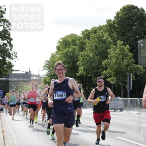29.06.2025 - hella hamburg halbmarathon Jannik Wohlers http://msf.ph/oto/8216568 29.06.2025 09:49:59 Lombardsbrücke 1688, 1803, 1882, 2568, 2675, 2719, 2826, 3332, 4398, 4823, 5436, 5745, 5791, 5803, 6458, 6529, 6649, 6704, 7774, 8450, 9017, 9116, 9302, 9365, 10218, 11379, 11491, 11619, 11767, 12292, 12335, 12540, 12895, 13725, 14798, 14992, 15225, 15257, 15336, 15435, 15493, 16648, 16697, 16820, 16992, 17425, 17620, 17632, 18154, 18275, 19116, 19229 meine-sportfotos.de