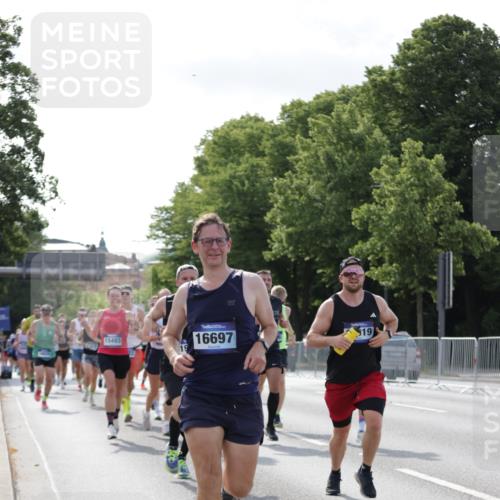 29.06.2025 - hella hamburg halbmarathon Jannik Wohlers http://msf.ph/oto/8216581 29.06.2025 09:49:59 Lombardsbrücke 1688, 1803, 1882, 2568, 2675, 2719, 2826, 3332, 4398, 4823, 5436, 5745, 5791, 5803, 6458, 6529, 6649, 6704, 7774, 8450, 9017, 9116, 9302, 9365, 10218, 11379, 11491, 11619, 11767, 12292, 12335, 12540, 12895, 13725, 14798, 14992, 15225, 15257, 15336, 15435, 15493, 16648, 16697, 16820, 16992, 17425, 17620, 17632, 18154, 18275, 19116, 19229 meine-sportfotos.de