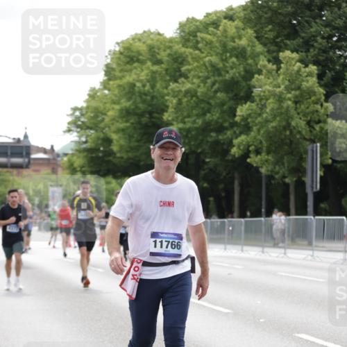 29.06.2025 - hella hamburg halbmarathon Jannik Wohlers http://msf.ph/oto/8216590 29.06.2025 10:27:04 Lombardsbrücke 4372, 5285, 5825, 7944, 10158, 11256, 11766, 12500, 17427, 17791, 18012, 18097, 18766 meine-sportfotos.de
