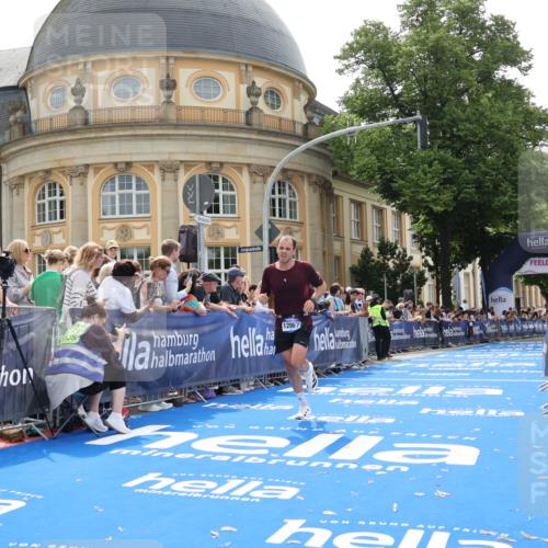 29.06.2025 - hella hamburg halbmarathon Strokosch-Dieckow http://msf.ph/oto/8216594 29.06.2025 10:25:24 Ziel 12067, 13346 meine-sportfotos.de