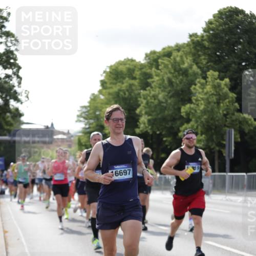 29.06.2025 - hella hamburg halbmarathon Jannik Wohlers http://msf.ph/oto/8216613 29.06.2025 09:49:59 Lombardsbrücke 1688, 1803, 1882, 2568, 2675, 2719, 2826, 3332, 4398, 4823, 5436, 5745, 5791, 5803, 6458, 6529, 6649, 6704, 7774, 8450, 9017, 9116, 9302, 9365, 10218, 11379, 11491, 11619, 11767, 12292, 12335, 12540, 12895, 13725, 14798, 14992, 15225, 15257, 15336, 15435, 15493, 16648, 16697, 16820, 16992, 17425, 17620, 17632, 18154, 18275, 19116, 19229 meine-sportfotos.de