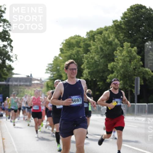 29.06.2025 - hella hamburg halbmarathon Jannik Wohlers http://msf.ph/oto/8216629 29.06.2025 09:49:59 Lombardsbrücke 1688, 1803, 1882, 2568, 2675, 2719, 2826, 3332, 4398, 4823, 5436, 5745, 5791, 5803, 6458, 6529, 6649, 6704, 7774, 8450, 9017, 9116, 9302, 9365, 10218, 11379, 11491, 11619, 11767, 12292, 12335, 12540, 12895, 13725, 14798, 14992, 15225, 15257, 15336, 15435, 15493, 16648, 16697, 16820, 16992, 17425, 17620, 17632, 18154, 18275, 19116, 19229 meine-sportfotos.de