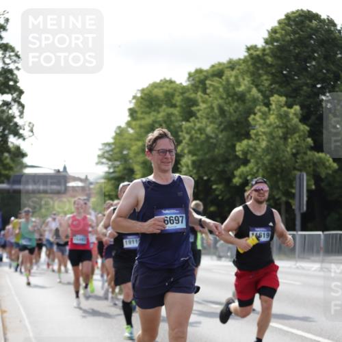 29.06.2025 - hella hamburg halbmarathon Jannik Wohlers http://msf.ph/oto/8216644 29.06.2025 09:49:59 Lombardsbrücke 1688, 1803, 1882, 2568, 2675, 2719, 2826, 3332, 4398, 4823, 5436, 5745, 5791, 5803, 6458, 6529, 6649, 6704, 7774, 8450, 9017, 9116, 9302, 9365, 10218, 11379, 11491, 11619, 11767, 12292, 12335, 12540, 12895, 13725, 14798, 14992, 15225, 15257, 15336, 15435, 15493, 16648, 16697, 16820, 16992, 17425, 17620, 17632, 18154, 18275, 19116, 19229 meine-sportfotos.de