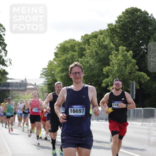 29.06.2025 - hella hamburg halbmarathon Jannik Wohlers http://msf.ph/oto/8216710 29.06.2025 09:49:59 Lombardsbrücke 1688, 1803, 1882, 2568, 2675, 2719, 2826, 3332, 4398, 4823, 5436, 5745, 5791, 5803, 6458, 6529, 6649, 6704, 7774, 8450, 9017, 9116, 9302, 9365, 10218, 11379, 11491, 11619, 11767, 12292, 12335, 12540, 12895, 13725, 14798, 14992, 15225, 15257, 15336, 15435, 15493, 16648, 16697, 16820, 16992, 17425, 17620, 17632, 18154, 18275, 19116, 19229 meine-sportfotos.de