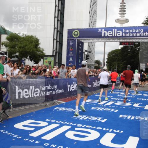 29.06.2025 - hella hamburg halbmarathon Michael Strokosch http://msf.ph/oto/8216713 29.06.2025 10:48:10 Ziel 1086, 1914, 4324, 4601, 4711, 6377, 9544, 9626, 9638, 12706, 12724, 12747, 12808, 13570, 14192, 15973, 16094, 16149, 16269 meine-sportfotos.de