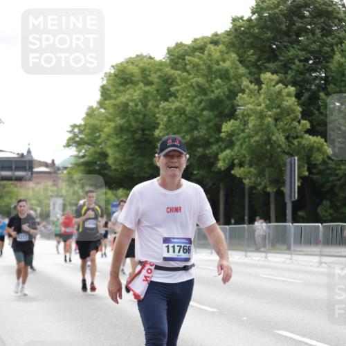 29.06.2025 - hella hamburg halbmarathon Jannik Wohlers http://msf.ph/oto/8216793 29.06.2025 10:27:04 Lombardsbrücke 4372, 5285, 5825, 7944, 10158, 11256, 11766, 12500, 17427, 17791, 18012, 18097, 18766 meine-sportfotos.de