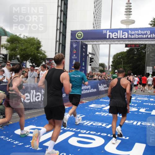 29.06.2025 - hella hamburg halbmarathon Michael Strokosch http://msf.ph/oto/8216868 29.06.2025 10:48:13 Ziel 1914, 4324, 4711, 9544, 9626, 9638, 12685, 12706, 13570, 14192, 14814, 15590, 15973, 15981, 16094, 16149, 16269 meine-sportfotos.de