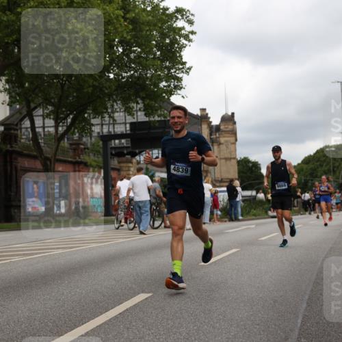 29.06.2025 - hella hamburg halbmarathon Yannick Fuchs http://msf.ph/oto/8216975 29.06.2025 10:45:46 20KM 2364, 2396, 2397, 2670, 2718, 2818, 4033, 4297, 4404, 4814, 4839, 4967, 5008, 5087, 5102, 6286, 6657, 6776, 7786, 8371, 8413, 8710, 8856, 9074, 9476, 9656, 9739, 9793, 9869, 10868, 11551, 11791, 12224, 12450, 12580, 13015, 13403, 13707, 13726, 13792, 13799, 14012, 14248, 14865, 14994, 15356, 15496, 15643, 15727, 15831, 16179, 16591, 17033, 17131, 17530, 17682, 17815, 17962, 17978, 17997, 18019, 18475, 18869, 18982, 19020 meine-sportfotos.de