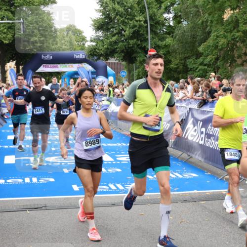 29.06.2025 - hella hamburg halbmarathon Zöllner http://msf.ph/oto/8217021 29.06.2025 10:51:30 Ziel 1335, 2364, 2411, 2946, 5820, 7943, 8989, 9214, 9656, 11124, 11422, 13403, 13792, 15871, 15950, 16357, 17131, 18489 meine-sportfotos.de
