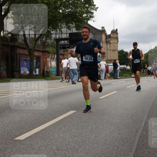 29.06.2025 - hella hamburg halbmarathon Yannick Fuchs http://msf.ph/oto/8217022 29.06.2025 10:45:47 20KM 2364, 2396, 2397, 2670, 2718, 2818, 4033, 4814, 4839, 4967, 5008, 5087, 5102, 6286, 6657, 6776, 7786, 8371, 8413, 8710, 8856, 9074, 9476, 9656, 9739, 9793, 9869, 10868, 11551, 11791, 12224, 12450, 12580, 13015, 13051, 13403, 13707, 13726, 13792, 13799, 14012, 14248, 14865, 14994, 15356, 15496, 15643, 15727, 15831, 16179, 16591, 17033, 17131, 17530, 17682, 17815, 17962, 17978, 17997, 18019, 18475, 18869, 18982, 19020 meine-sportfotos.de