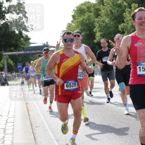 29.06.2025 - hella hamburg halbmarathon Jannik Wohlers http://msf.ph/oto/8217032 29.06.2025 09:50:03 Lombardsbrücke 1209, 1358, 1688, 1697, 1700, 1882, 2568, 2675, 2719, 2826, 4205, 4229, 4380, 4398, 4823, 5436, 5472, 5745, 5791, 5803, 6458, 6529, 6649, 7026, 8450, 9017, 9116, 9365, 10218, 11379, 11491, 11619, 11767, 12292, 12335, 13725, 14783, 14798, 14992, 15257, 15493, 16697, 16820, 16992, 17251, 17425, 17516, 17632, 18154, 18449, 18723, 19046, 19116, 19229 meine-sportfotos.de