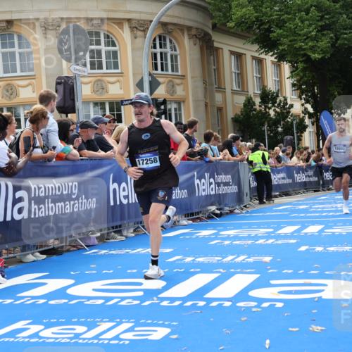 29.06.2025 - hella hamburg halbmarathon Strokosch-Dieckow http://msf.ph/oto/8217064 29.06.2025 10:25:54 Ziel 9767, 10468, 17258, 18692 meine-sportfotos.de