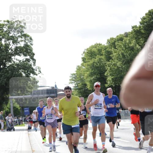 29.06.2025 - hella hamburg halbmarathon Jannik Wohlers http://msf.ph/oto/8217154 29.06.2025 09:50:05 Lombardsbrücke 1209, 1358, 1688, 1697, 1700, 1882, 2568, 2675, 2719, 2826, 4205, 4229, 4380, 4398, 4823, 5472, 5508, 5745, 5791, 5803, 6458, 6529, 6649, 7026, 8450, 8958, 9017, 9116, 9365, 10218, 10922, 11281, 11379, 11491, 11619, 12335, 13725, 14783, 14798, 14992, 15257, 15493, 16697, 16820, 16992, 17120, 17251, 17425, 17516, 17632, 18154, 18449, 18491, 18723, 19046, 19116 meine-sportfotos.de