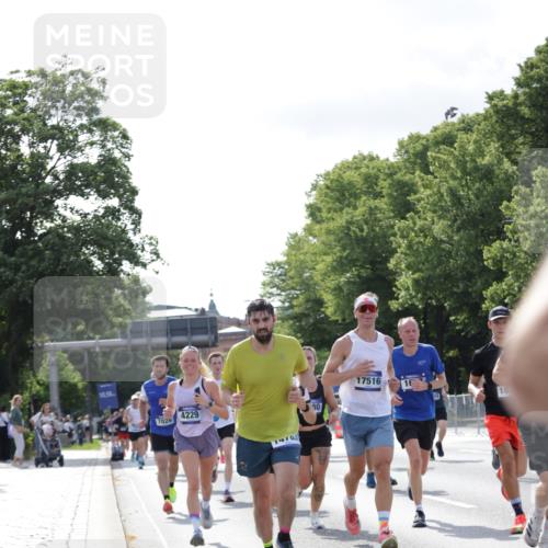 29.06.2025 - hella hamburg halbmarathon Jannik Wohlers http://msf.ph/oto/8217170 29.06.2025 09:50:05 Lombardsbrücke 1209, 1358, 1688, 1697, 1700, 1882, 2568, 2675, 2719, 2826, 4205, 4229, 4380, 4398, 4823, 5472, 5508, 5745, 5791, 5803, 6458, 6529, 6649, 7026, 8450, 8958, 9017, 9116, 9365, 10218, 10922, 11281, 11379, 11491, 11619, 12335, 13725, 14783, 14798, 14992, 15257, 15493, 16697, 16820, 16992, 17120, 17251, 17425, 17516, 17632, 18154, 18449, 18491, 18723, 19046, 19116 meine-sportfotos.de