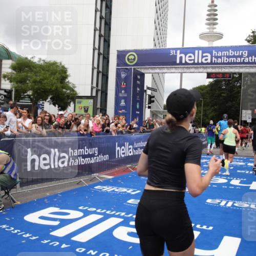 29.06.2025 - hella hamburg halbmarathon Michael Strokosch http://msf.ph/oto/8217230 29.06.2025 10:48:18 Ziel 1914, 7599, 8916, 9544, 11211, 12685, 14192, 14797, 14814, 15590, 15629, 15973, 15981, 16269, 18963, 19127 meine-sportfotos.de