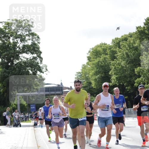 29.06.2025 - hella hamburg halbmarathon Jannik Wohlers http://msf.ph/oto/8217231 29.06.2025 09:50:05 Lombardsbrücke 1209, 1358, 1688, 1697, 1700, 1882, 2568, 2675, 2719, 2826, 4205, 4229, 4380, 4398, 4823, 5472, 5508, 5745, 5791, 5803, 6458, 6529, 6649, 7026, 8450, 8958, 9017, 9116, 9365, 10218, 10922, 11281, 11379, 11491, 11619, 12335, 13725, 14783, 14798, 14992, 15257, 15493, 16697, 16820, 16992, 17120, 17251, 17425, 17516, 17632, 18154, 18449, 18491, 18723, 19046, 19116 meine-sportfotos.de