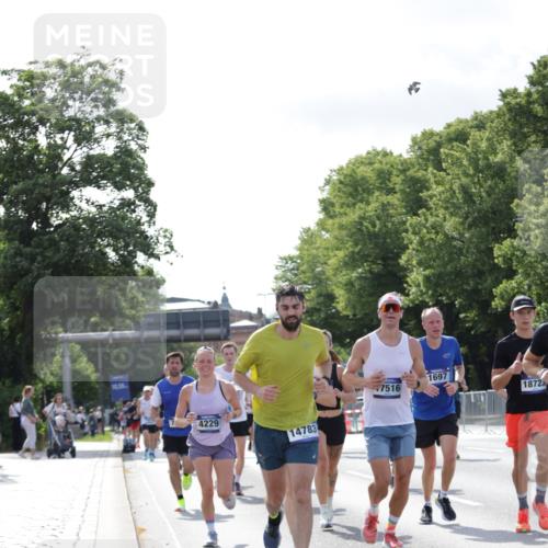 29.06.2025 - hella hamburg halbmarathon Jannik Wohlers http://msf.ph/oto/8217252 29.06.2025 09:50:06 Lombardsbrücke 1209, 1358, 1688, 1697, 1700, 1882, 2568, 2675, 2719, 2826, 4205, 4229, 4380, 4398, 4823, 5472, 5508, 5745, 5791, 5803, 6458, 6529, 6649, 7026, 8450, 8958, 9017, 9116, 9365, 10218, 10922, 11281, 11379, 11491, 11619, 12335, 13725, 14012, 14092, 14783, 14798, 14992, 15257, 15493, 16697, 16820, 16992, 17120, 17251, 17425, 17486, 17516, 17632, 18154, 18449, 18491, 18723, 19020, 19046, 19116 meine-sportfotos.de