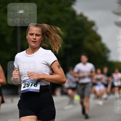 29.06.2025 - hella hamburg halbmarathon Dr. Thomas Lammeyer http://msf.ph/oto/8217319 29.06.2025 10:12:52 Kennedybrücke 1147, 1188, 2427, 2978, 3762, 4859, 5100, 5885, 6590, 6674, 7198, 7348, 7453, 9457, 9616, 9718, 9823, 9951, 9958, 9966, 10092, 10609, 10857 meine-sportfotos.de