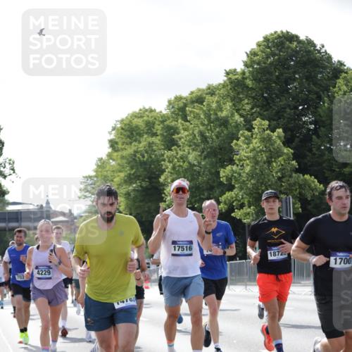 29.06.2025 - hella hamburg halbmarathon Jannik Wohlers http://msf.ph/oto/8217340 29.06.2025 09:50:06 Lombardsbrücke 1209, 1358, 1688, 1697, 1700, 1882, 2568, 2675, 2719, 2826, 4205, 4229, 4380, 4398, 4823, 5472, 5508, 5745, 5791, 5803, 6458, 6529, 6649, 7026, 8450, 8958, 9017, 9116, 9365, 10218, 10922, 11281, 11379, 11491, 11619, 12335, 13725, 14012, 14092, 14783, 14798, 14992, 15257, 15493, 16697, 16820, 16992, 17120, 17251, 17425, 17486, 17516, 17632, 18154, 18449, 18491, 18723, 19020, 19046, 19116 meine-sportfotos.de