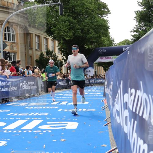 29.06.2025 - hella hamburg halbmarathon Strokosch-Dieckow http://msf.ph/oto/8217348 29.06.2025 10:26:06 Ziel 13779, 16615, 17003 meine-sportfotos.de