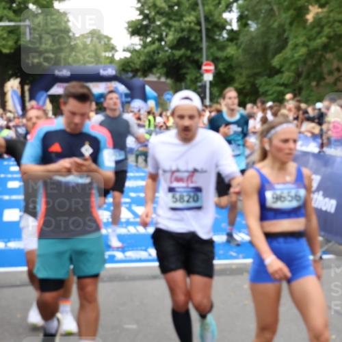 29.06.2025 - hella hamburg halbmarathon Zöllner http://msf.ph/oto/8217350 29.06.2025 10:51:34 Ziel 1335, 5820, 7943, 10691, 11422, 13403, 13792, 15871, 17131 meine-sportfotos.de