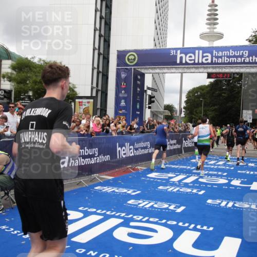 29.06.2025 - hella hamburg halbmarathon Michael Strokosch http://msf.ph/oto/8217369 29.06.2025 10:48:22 Ziel 1537, 5129, 7367, 7599, 8916, 9770, 11211, 11467, 14797, 15629, 15735, 17745, 17982, 18963, 19127 meine-sportfotos.de