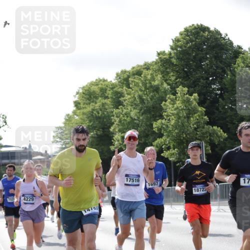 29.06.2025 - hella hamburg halbmarathon Jannik Wohlers http://msf.ph/oto/8217370 29.06.2025 09:50:06 Lombardsbrücke 1209, 1358, 1688, 1697, 1700, 1882, 2568, 2675, 2719, 2826, 4205, 4229, 4380, 4398, 4823, 5472, 5508, 5745, 5791, 5803, 6458, 6529, 6649, 7026, 8450, 8958, 9017, 9116, 9365, 10218, 10922, 11281, 11379, 11491, 11619, 12335, 13725, 14012, 14092, 14783, 14798, 14992, 15257, 15493, 16697, 16820, 16992, 17120, 17251, 17425, 17486, 17516, 17632, 18154, 18449, 18491, 18723, 19020, 19046, 19116 meine-sportfotos.de