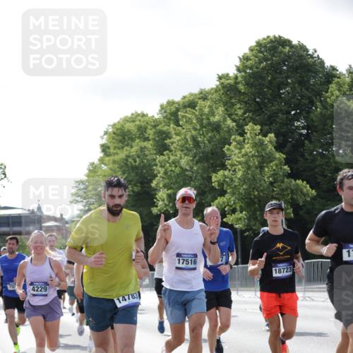 29.06.2025 - hella hamburg halbmarathon Jannik Wohlers http://msf.ph/oto/8217396 29.06.2025 09:50:06 Lombardsbrücke 1209, 1358, 1688, 1697, 1700, 1882, 2568, 2675, 2719, 2826, 4205, 4229, 4380, 4398, 4823, 5472, 5508, 5745, 5791, 5803, 6458, 6529, 6649, 7026, 8450, 8958, 9017, 9116, 9365, 10218, 10922, 11281, 11379, 11491, 11619, 12335, 13725, 14012, 14092, 14783, 14798, 14992, 15257, 15493, 16697, 16820, 16992, 17120, 17251, 17425, 17486, 17516, 17632, 18154, 18449, 18491, 18723, 19020, 19046, 19116 meine-sportfotos.de