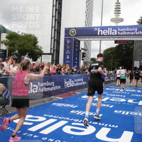 29.06.2025 - hella hamburg halbmarathon Michael Strokosch http://msf.ph/oto/8217400 29.06.2025 10:48:23 Ziel 1537, 5129, 5528, 6923, 7367, 7599, 8216, 8916, 9770, 11211, 11467, 14797, 15629, 15735, 17745, 17982, 18963, 19127 meine-sportfotos.de