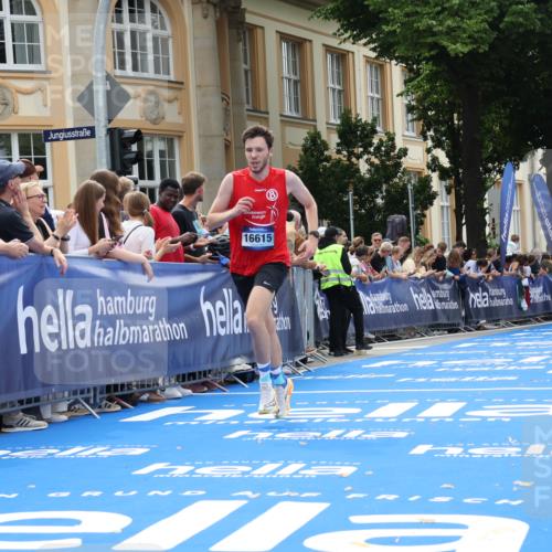 29.06.2025 - hella hamburg halbmarathon Strokosch-Dieckow http://msf.ph/oto/8217407 29.06.2025 10:26:08 Ziel 13779, 16615, 17003 meine-sportfotos.de