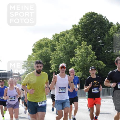 29.06.2025 - hella hamburg halbmarathon Jannik Wohlers http://msf.ph/oto/8217417 29.06.2025 09:50:06 Lombardsbrücke 1209, 1358, 1688, 1697, 1700, 1882, 2568, 2675, 2719, 2826, 4205, 4229, 4380, 4398, 4823, 5472, 5508, 5745, 5791, 5803, 6458, 6529, 6649, 7026, 8450, 8958, 9017, 9116, 9365, 10218, 10922, 11281, 11379, 11491, 11619, 12335, 13725, 14012, 14092, 14783, 14798, 14992, 15257, 15493, 16697, 16820, 16992, 17120, 17251, 17425, 17486, 17516, 17632, 18154, 18449, 18491, 18723, 19020, 19046, 19116 meine-sportfotos.de
