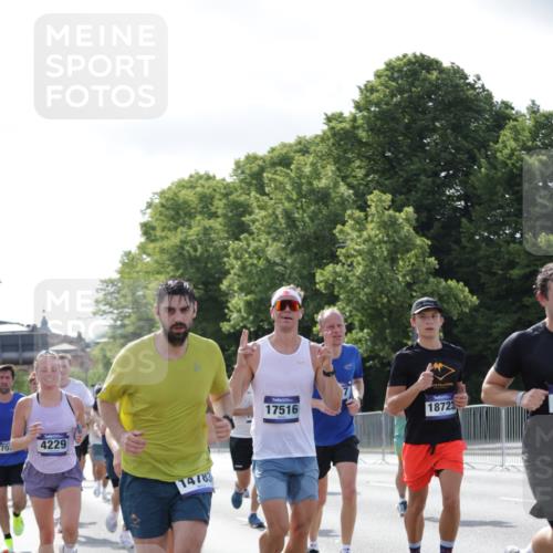 29.06.2025 - hella hamburg halbmarathon Jannik Wohlers http://msf.ph/oto/8217434 29.06.2025 09:50:06 Lombardsbrücke 1209, 1358, 1688, 1697, 1700, 1882, 2568, 2675, 2719, 2826, 4205, 4229, 4380, 4398, 4823, 5472, 5508, 5745, 5791, 5803, 6458, 6529, 6649, 7026, 8450, 8958, 9017, 9116, 9365, 10218, 10922, 11281, 11379, 11491, 11619, 12335, 13725, 14012, 14092, 14783, 14798, 14992, 15257, 15493, 16697, 16820, 16992, 17120, 17251, 17425, 17486, 17516, 17632, 18154, 18449, 18491, 18723, 19020, 19046, 19116 meine-sportfotos.de