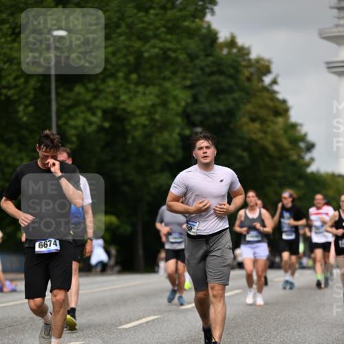 29.06.2025 - hella hamburg halbmarathon Dr. Thomas Lammeyer http://msf.ph/oto/8217441 29.06.2025 10:12:53 Kennedybrücke 1147, 1188, 2427, 2978, 3762, 4859, 5885, 6590, 6674, 7198, 7348, 7453, 9457, 9616, 9718, 9823, 9951, 9958, 9966, 10035, 10092, 10194, 10609, 10857 meine-sportfotos.de