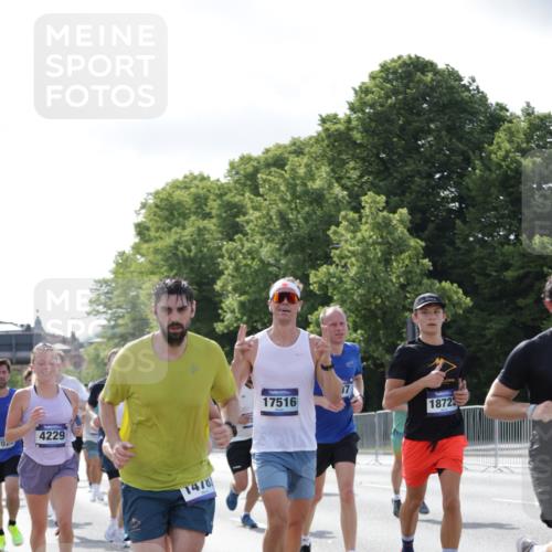 29.06.2025 - hella hamburg halbmarathon Jannik Wohlers http://msf.ph/oto/8217456 29.06.2025 09:50:06 Lombardsbrücke 1209, 1358, 1688, 1697, 1700, 1882, 2568, 2675, 2719, 2826, 4205, 4229, 4380, 4398, 4823, 5472, 5508, 5745, 5791, 5803, 6458, 6529, 6649, 7026, 8450, 8958, 9017, 9116, 9365, 10218, 10922, 11281, 11379, 11491, 11619, 12335, 13725, 14012, 14092, 14783, 14798, 14992, 15257, 15493, 16697, 16820, 16992, 17120, 17251, 17425, 17486, 17516, 17632, 18154, 18449, 18491, 18723, 19020, 19046, 19116 meine-sportfotos.de