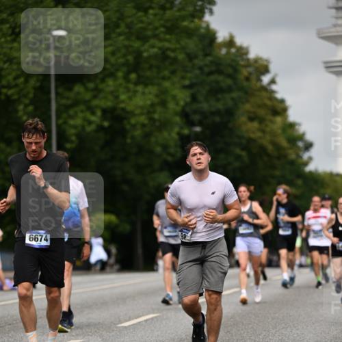 29.06.2025 - hella hamburg halbmarathon Dr. Thomas Lammeyer http://msf.ph/oto/8217469 29.06.2025 10:12:53 Kennedybrücke 1147, 1188, 2427, 2978, 3762, 4859, 5885, 6590, 6674, 7198, 7348, 7453, 9457, 9616, 9718, 9823, 9951, 9958, 9966, 10035, 10092, 10194, 10609, 10857 meine-sportfotos.de