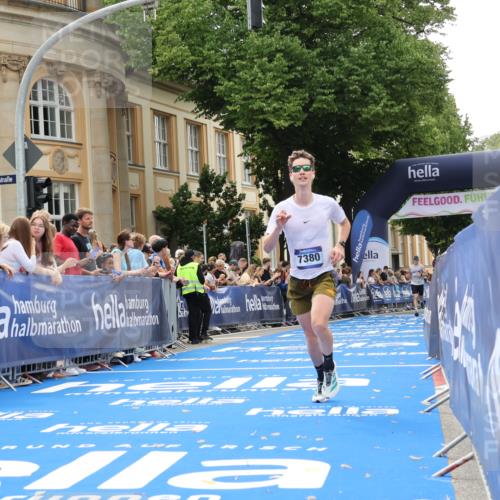 29.06.2025 - hella hamburg halbmarathon Strokosch-Dieckow http://msf.ph/oto/8217475 29.06.2025 10:26:25 Ziel 7380, 14728, 17040 meine-sportfotos.de