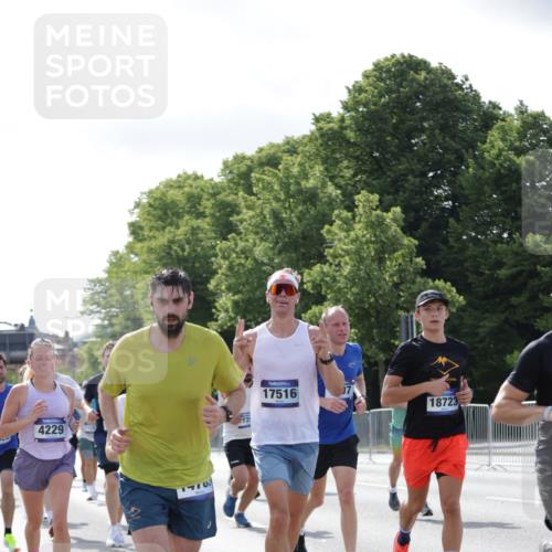 29.06.2025 - hella hamburg halbmarathon Jannik Wohlers http://msf.ph/oto/8217479 29.06.2025 09:50:06 Lombardsbrücke 1209, 1358, 1688, 1697, 1700, 1882, 2568, 2675, 2719, 2826, 4205, 4229, 4380, 4398, 4823, 5472, 5508, 5745, 5791, 5803, 6458, 6529, 6649, 7026, 8450, 8958, 9017, 9116, 9365, 10218, 10922, 11281, 11379, 11491, 11619, 12335, 13725, 14012, 14092, 14783, 14798, 14992, 15257, 15493, 16697, 16820, 16992, 17120, 17251, 17425, 17486, 17516, 17632, 18154, 18449, 18491, 18723, 19020, 19046, 19116 meine-sportfotos.de