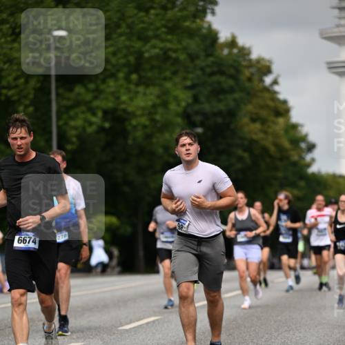 29.06.2025 - hella hamburg halbmarathon Dr. Thomas Lammeyer http://msf.ph/oto/8217492 29.06.2025 10:12:53 Kennedybrücke 1147, 1188, 2427, 2978, 3762, 4859, 5885, 6590, 6674, 7198, 7348, 7453, 9457, 9616, 9718, 9823, 9951, 9958, 9966, 10035, 10092, 10194, 10609, 10857 meine-sportfotos.de