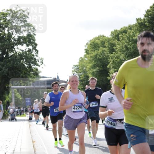 29.06.2025 - hella hamburg halbmarathon Jannik Wohlers http://msf.ph/oto/8217502 29.06.2025 09:50:07 Lombardsbrücke 1209, 1358, 1688, 1697, 1700, 1882, 2568, 2675, 2719, 2826, 4205, 4229, 4380, 4398, 5472, 5508, 5745, 5791, 5803, 6458, 6529, 6649, 7026, 8450, 8958, 9017, 9116, 9365, 10218, 10922, 11281, 11379, 11491, 11619, 12335, 13876, 14012, 14092, 14783, 14798, 14992, 15257, 15493, 16697, 16820, 16992, 17120, 17251, 17425, 17486, 17516, 17632, 18449, 18491, 18723, 19020, 19046, 19116 meine-sportfotos.de