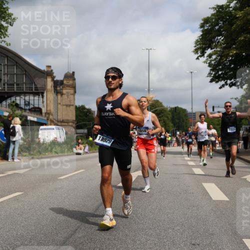 29.06.2025 - hella hamburg halbmarathon Yannick Fuchs http://msf.ph/oto/8217510 29.06.2025 10:32:55 20KM 1042, 1615, 1688, 1710, 2296, 2745, 2849, 3530, 4148, 6095, 7110, 7229, 8002, 8091, 8571, 9171, 9643, 11049, 11952, 12915, 13755, 14274, 14688, 14992, 16075, 17623, 18276, 18529, 18584, 18723 meine-sportfotos.de