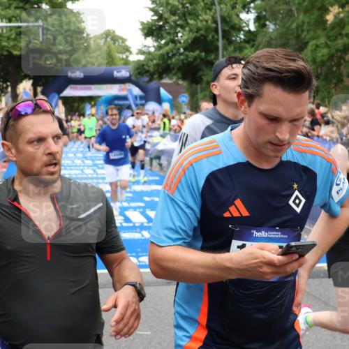 29.06.2025 - hella hamburg halbmarathon Zöllner http://msf.ph/oto/8217513 29.06.2025 10:51:37 Ziel 1335, 5008, 7943, 10691, 13327, 13403, 19007 meine-sportfotos.de