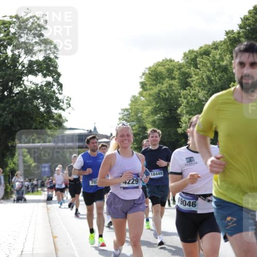 29.06.2025 - hella hamburg halbmarathon Jannik Wohlers http://msf.ph/oto/8217518 29.06.2025 09:50:07 Lombardsbrücke 1209, 1358, 1688, 1697, 1700, 1882, 2568, 2675, 2719, 2826, 4205, 4229, 4380, 4398, 5472, 5508, 5745, 5791, 5803, 6458, 6529, 6649, 7026, 8450, 8958, 9017, 9116, 9365, 10218, 10922, 11281, 11379, 11491, 11619, 12335, 13876, 14012, 14092, 14783, 14798, 14992, 15257, 15493, 16697, 16820, 16992, 17120, 17251, 17425, 17486, 17516, 17632, 18449, 18491, 18723, 19020, 19046, 19116 meine-sportfotos.de