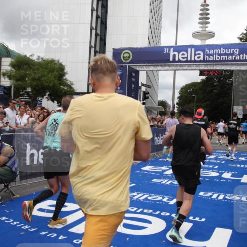 29.06.2025 - hella hamburg halbmarathon Michael Strokosch http://msf.ph/oto/8217533 29.06.2025 10:48:25 Ziel 1537, 3747, 5129, 5362, 5528, 6081, 6923, 7367, 8216, 9770, 11467, 12549, 14797, 15735, 17745, 17982, 18963 meine-sportfotos.de