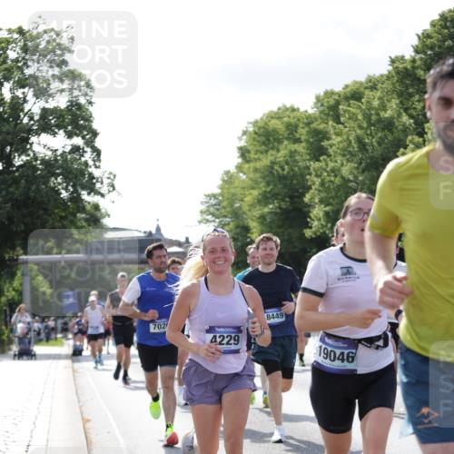 29.06.2025 - hella hamburg halbmarathon Jannik Wohlers http://msf.ph/oto/8217541 29.06.2025 09:50:07 Lombardsbrücke 1209, 1358, 1688, 1697, 1700, 1882, 2568, 2675, 2719, 2826, 4205, 4229, 4380, 4398, 5472, 5508, 5745, 5791, 5803, 6458, 6529, 6649, 7026, 8450, 8958, 9017, 9116, 9365, 10218, 10922, 11281, 11379, 11491, 11619, 12335, 13876, 14012, 14092, 14783, 14798, 14992, 15257, 15493, 16697, 16820, 16992, 17120, 17251, 17425, 17486, 17516, 17632, 18449, 18491, 18723, 19020, 19046, 19116 meine-sportfotos.de